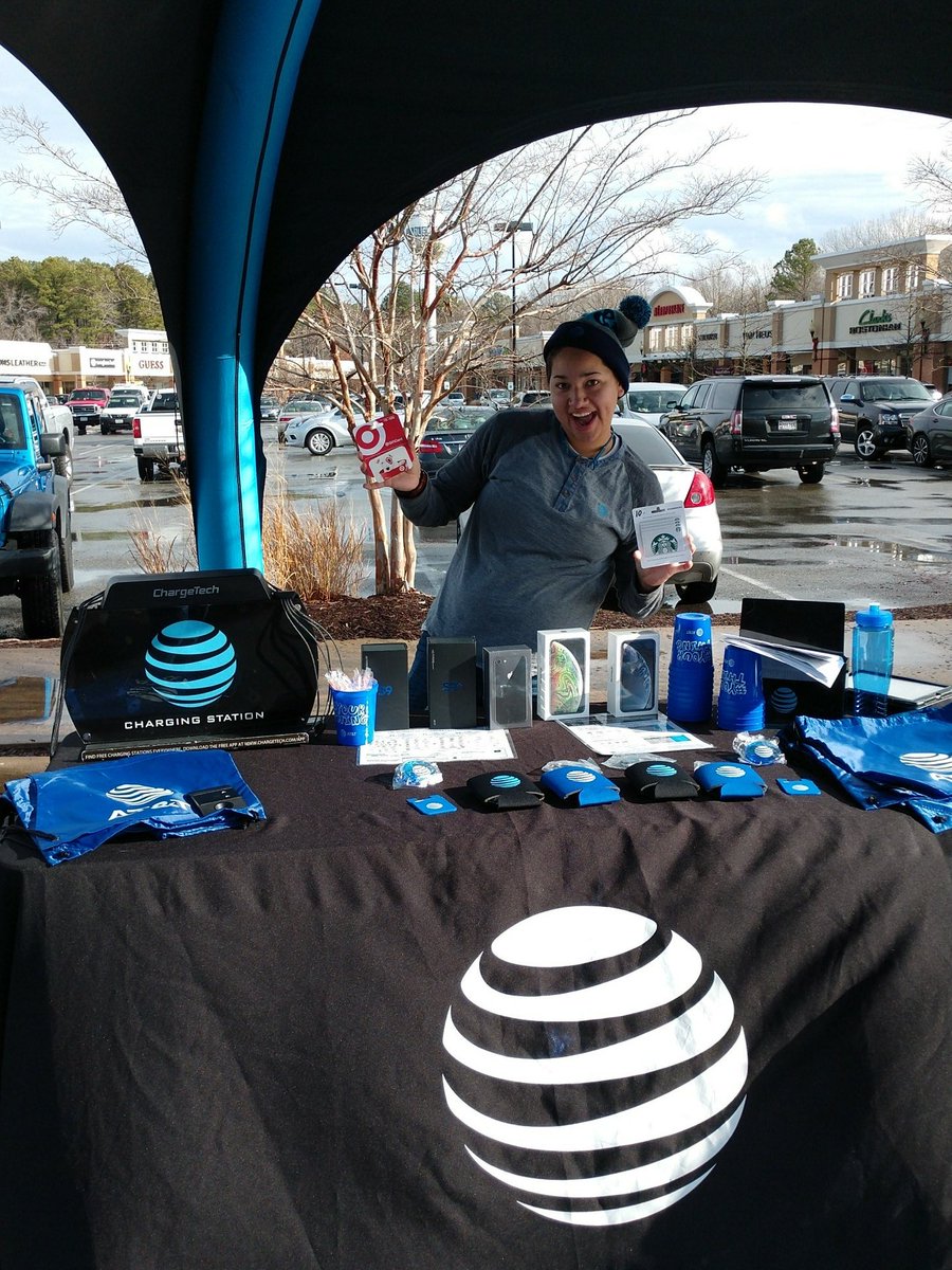 ATTChris1's tweet photo. At Queenstown Premium Outlets with @GigiWingz to give some holiday DTVs and now for those last minute shoppers! @404girl @ramonrazorT @TrustDEprocess @MrsJaronfelder @TeamMidway @TeamConcordPike @idkthiskid https://t.co/Hm0mWXfcR5