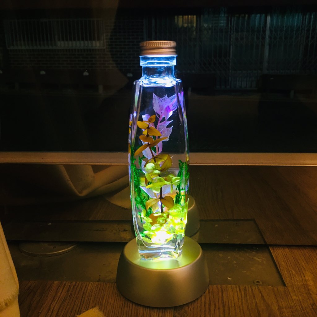 펜 주문 건 작업 후 잘 못 쓰거나 새로 들인 소재들로 만들어본 하바리움 :) 이번 휴일에는 그간 만든 하바리움펜 사진들을 모아볼까 합니다. 모두 즐거운 주말 되셔요☺️☺️