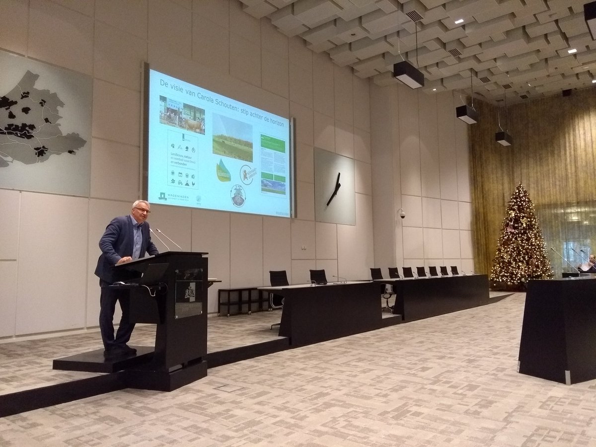 De laatste PAL-lezing van 2018 is begonnen. Sprekers @mcthscholten en <a href="/PJ_Beers/">PJ Beers</a> nemen ons mee in het thema #kringlooplandbouw. Kijk live mee via: bit.ly/2BxymTL