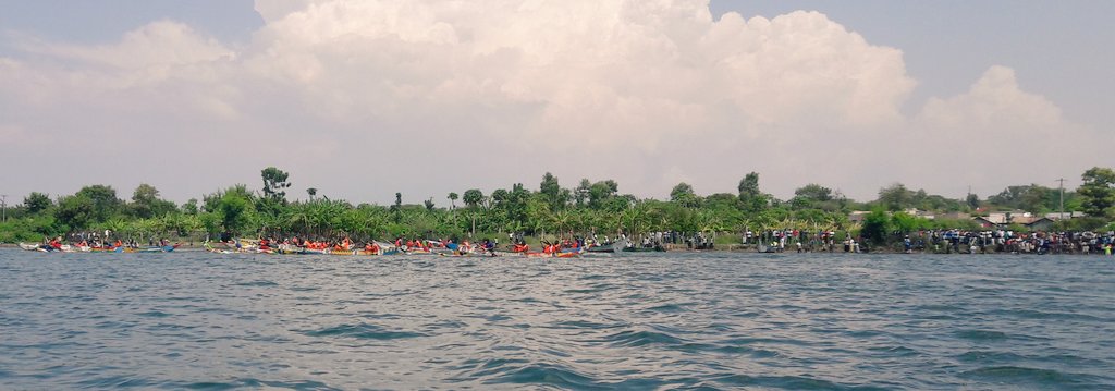 bonitaonsafari's tweet photo. The boat race of @RusingaFestival is one of the most popular events during the festival. The energy,team work and determination is always on another level. #RusingaFest2018 #RusingaFestival https://t.co/qm58Im89K7