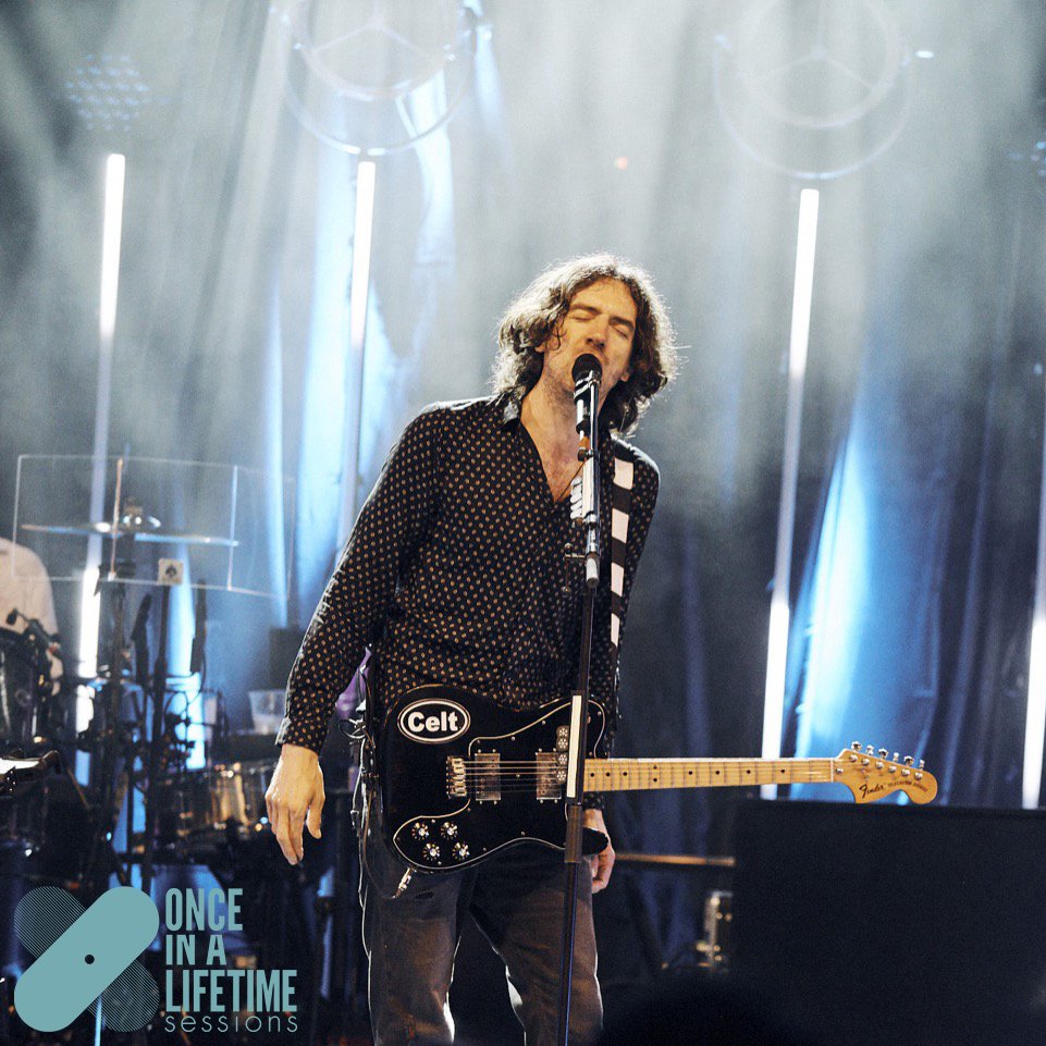 lifetimesession's tweet photo. Staying in? We feel you! 🙌 See in the New Year in style with exclusive performances from @OneRepublic, @SnowPatrol, @George_Ezra and @kasabianHQ. #OnceInALifetimeSessions available on US @netflix NOW. Part of a unique music series featuring all-new acts. https://t.co/OMxwuTAC6J