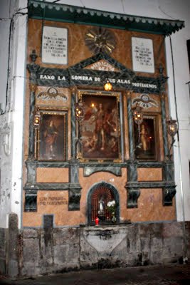 📸 Altar Calle Lineros. 🧐 Único altar callejero salvado de la orden de eliminación de los mismos en 1841. En el mismo se aprecia al Arcángel San Rafael, flanqueado por los dos hermanos Acisclo y Victoria. ▶️cordobaspain.home.blog/2018/12/21/%f0…