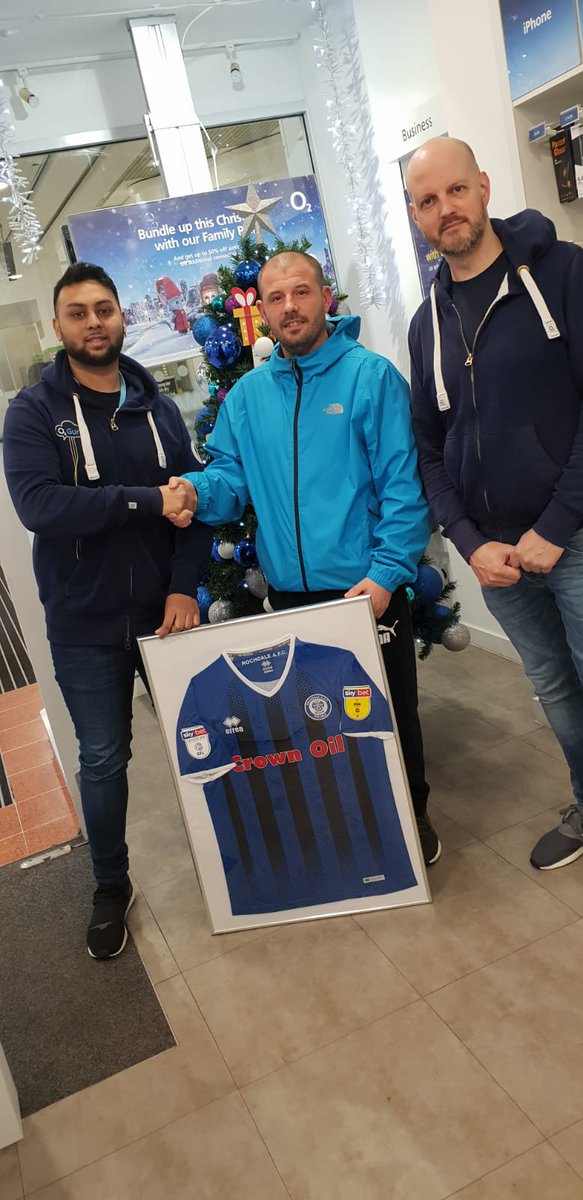 rickphelan1's tweet image. Fantastic morning in #o2rochdale presenting the winners of the raffle prizes kindly donated by @officiallydale from last weekend&apos;s #o2guru event! Well done to Brian Brown on winning the shirt and Anthony Burton winning the tickets! @MIDCommsUK