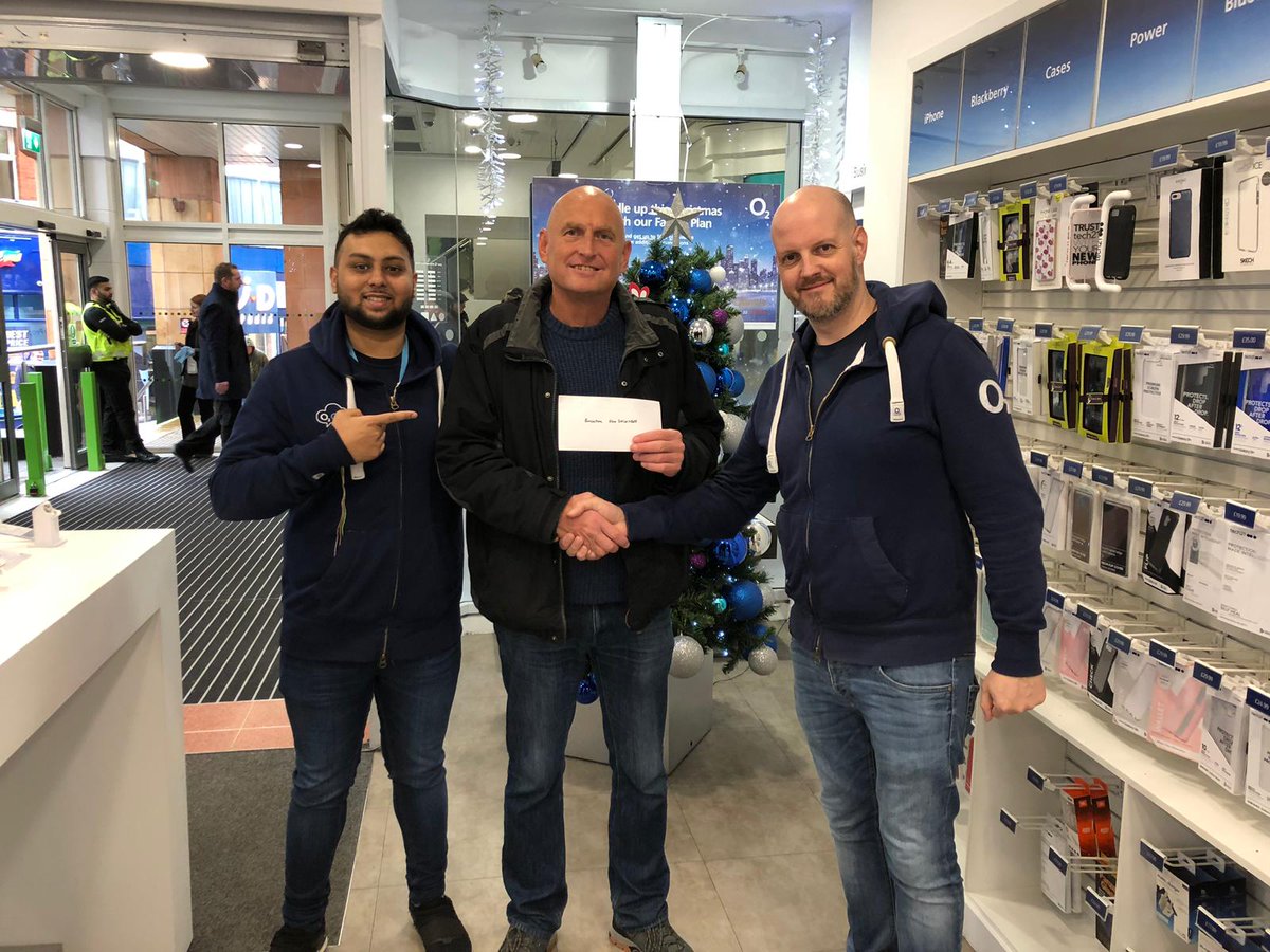 rickphelan1's tweet image. Fantastic morning in #o2rochdale presenting the winners of the raffle prizes kindly donated by @officiallydale from last weekend&apos;s #o2guru event! Well done to Brian Brown on winning the shirt and Anthony Burton winning the tickets! @MIDCommsUK