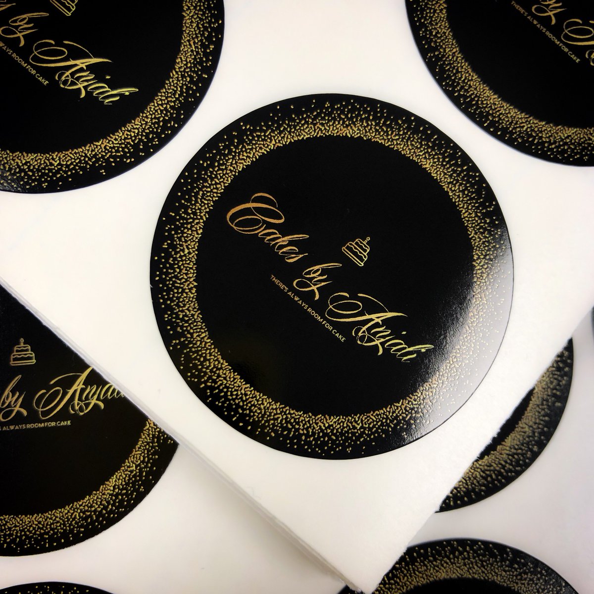 SmashSigns's tweet image. Massive thanks to #cakesbyanjilia for the recent order. These round cut custom printed stickers looked great once finished.

#stickers #stickersuk #cakestickers #slaps #print #printedstickers #labels #packaging #stickerdesign #printdesign #cake #labelprinting #gold #sticker