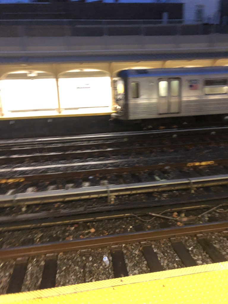 smallmammal4's tweet image. N Train stuck, unable to pull all the way into the station at 86th  #mta #ntrain @MTA @unsuckMTA @MaxRose4NY