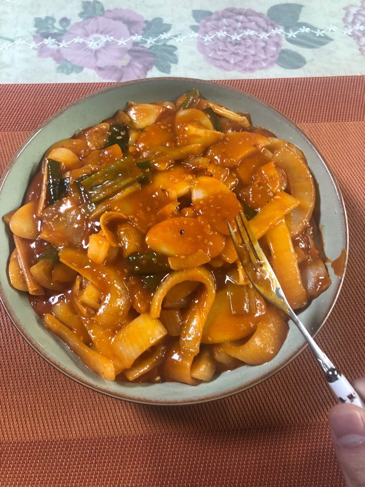 bnmboysofficial's tweet image. [#MXM/#김동현] 안녕하세요 여러분 동현입니다!! 아까는 영상이 안올라가서 정말 식겁했네요...후 오늘의 추천 음식은 바로 집에서 만든 집 떡볶이 입니다!! 가족들이랑 야식으로 티비 보시면서 드시면 아주 딱이죠!!!😺😺ㅎ
그럼 오늘도 맛있는 저녁되시고 행복한 주말 되세요!