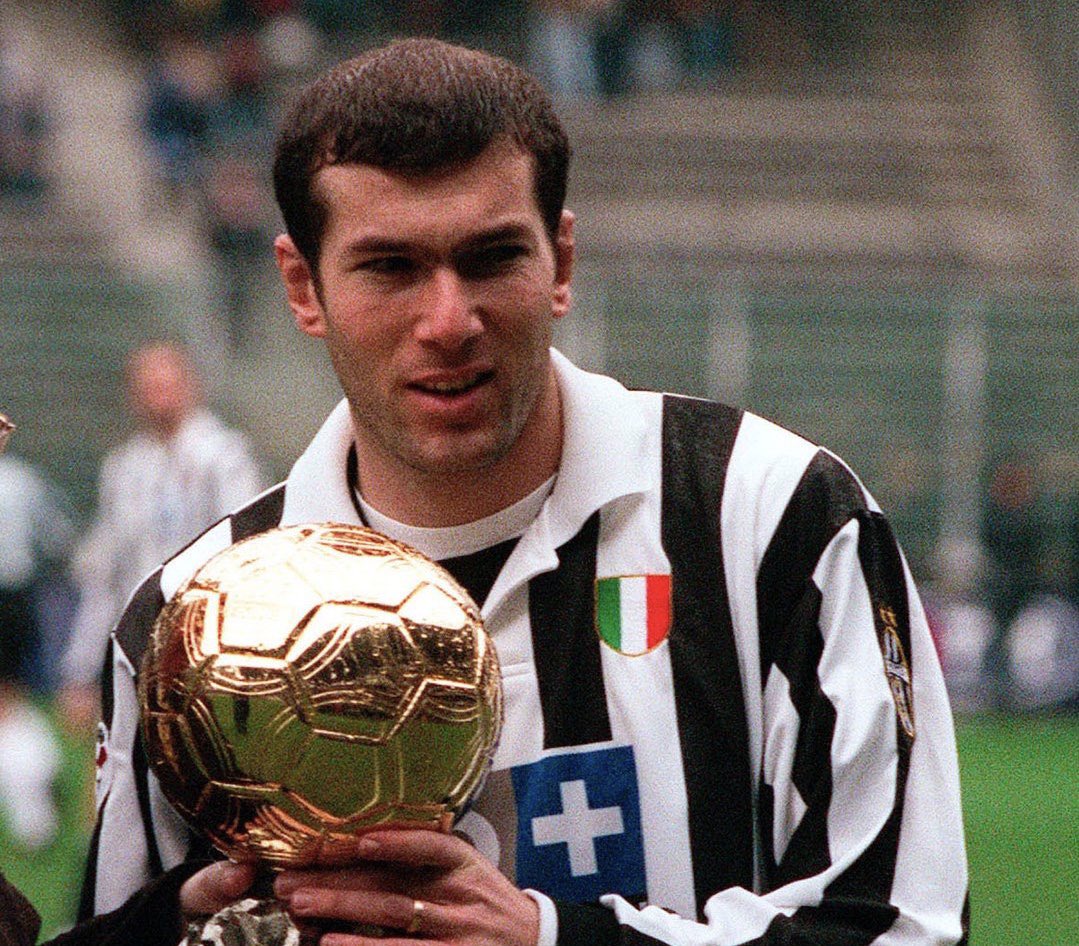 Twitter 上的Juventus FR："📆 Jour pour jour en 1998 : Zinedine Zidane  remportait le Ballon d'Or. https://t.co/Cvj7t5iGsF" / Twitter