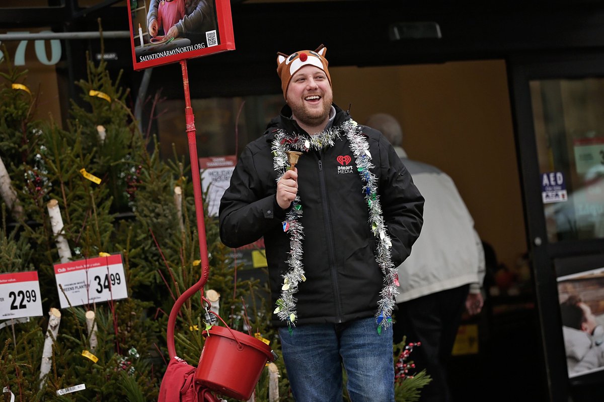 AjKFAN's tweet image. HEY RUBES WE NEED YOUR HELP!

I'm bell ringing bells with the @salarmynorth at the @MallOfAmerica today at 12pm. And get this, TODAY ONLY the good folks at the MOA will be donating $1 for every LIKE/RETWEET that this tweet gets! 

Let's max this bad boy out! #RockTheRedKettle