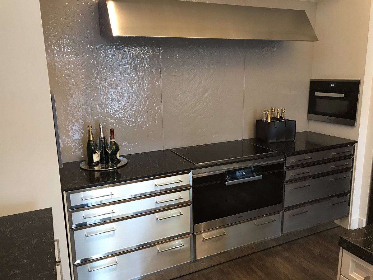 The #Exdisplay sale begun at the Shirley showroom including #SieMatic S2, SE00/4004 and the SC. 

Below are the visuals for SE 2002 BAL with a Griege Gloss and Ebony Walnut Gloss with Nickel Matt. 

Included are Miele appliances, Decoglaze Splashback and a Liebherr wine cooler.