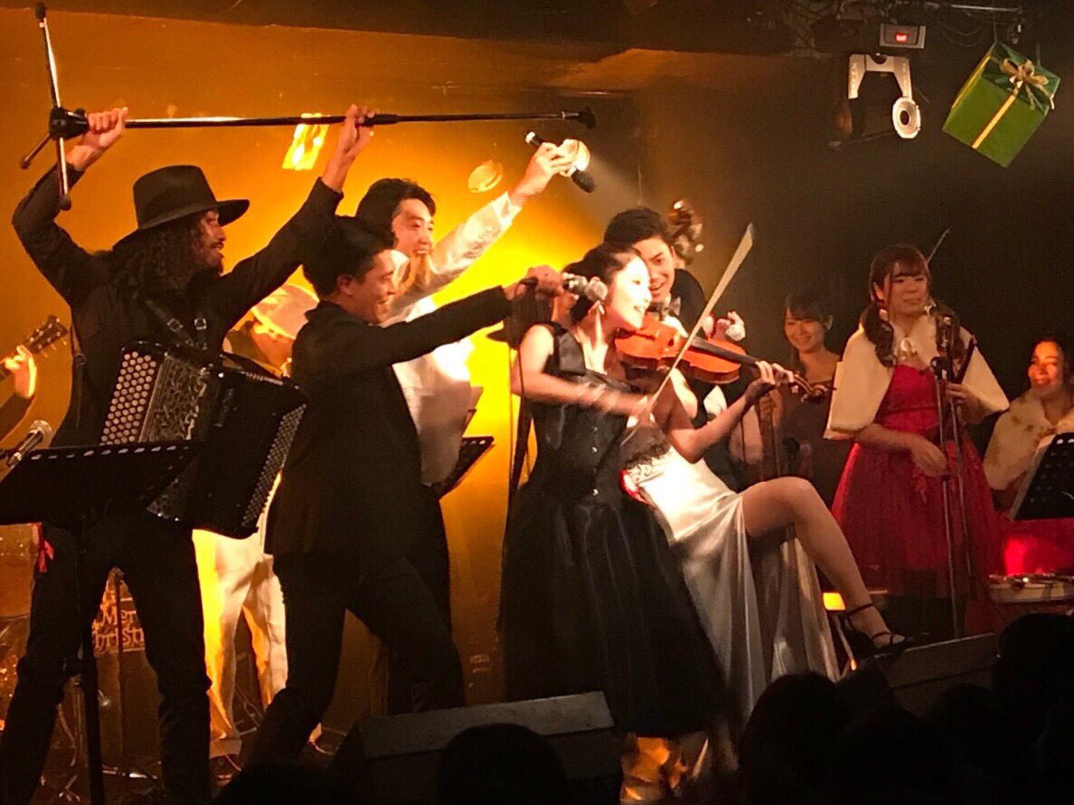 rhnyKPxBDszWONt's tweet photo. 最高のX'masナイト
初参加で気合いを入れて出ていったにもかかわらずタキシードに仕付糸を付けて出るというまさかの出落ち笑  
改めて音楽って素晴らしいと体感させて頂いた贅沢で幸せな夜でした

来て下さった皆様
本当にありがとうございました

お手紙差し入れまで本当にありがとう

#PCF2018 https://t.co/kmx2SwSvpz