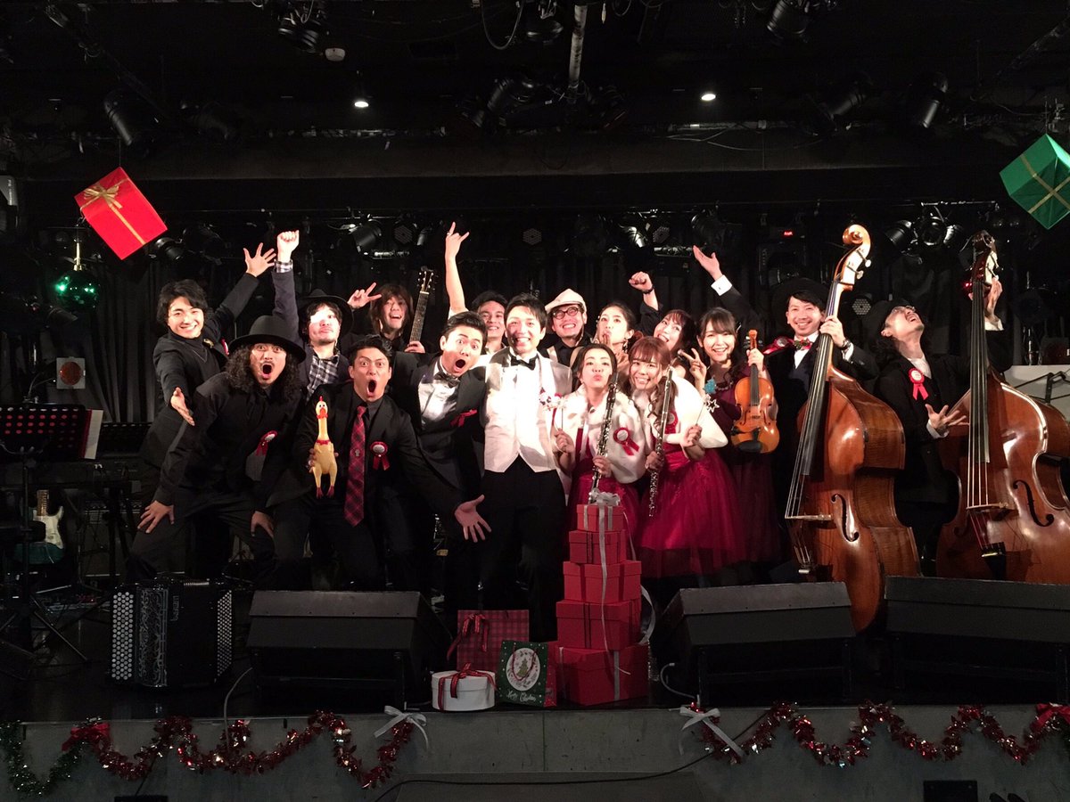 rhnyKPxBDszWONt's tweet photo. 最高のX'masナイト
初参加で気合いを入れて出ていったにもかかわらずタキシードに仕付糸を付けて出るというまさかの出落ち笑  
改めて音楽って素晴らしいと体感させて頂いた贅沢で幸せな夜でした

来て下さった皆様
本当にありがとうございました

お手紙差し入れまで本当にありがとう

#PCF2018 https://t.co/kmx2SwSvpz