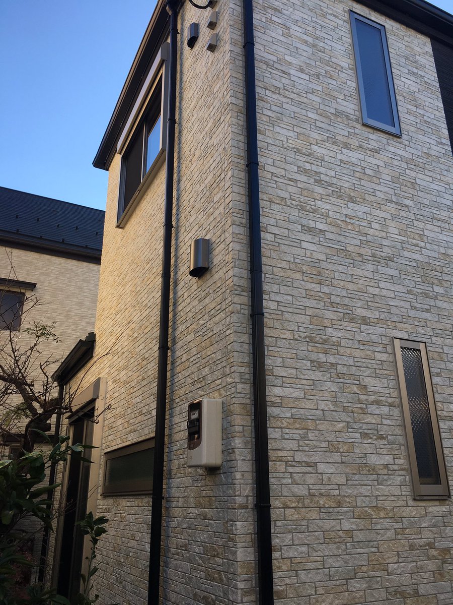 Yu Oza 新築工事 この雨樋の色が施工ミスです 壁の色に合わせて変えたので白い壁は白系に 黒い壁は黒系に 近所中に付け直します