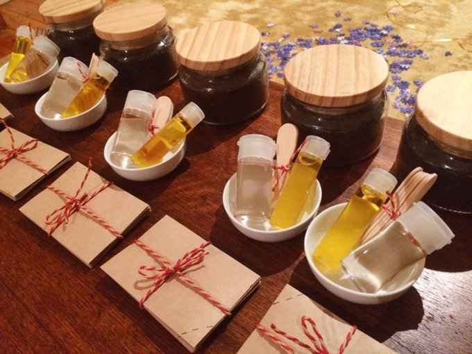 My homemade gift idea this year: Coffee coconut scrub, with clay and oil face mask sets. https://t.c