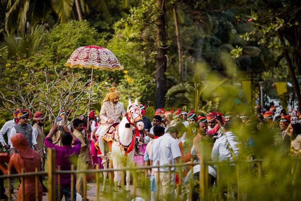 destinationshot's tweet photo. Maanzor Hai. A HIndu Muslim Wedding.
#WeddingOutfit by - @sabya_mukherjee
Event Planner - Purple Tree Event Solutions
For more: https://t.co/FyJE3C3cdl | #DestinationPhotographers
#ManasviZoher #DestinationWedding #Goa #Weddings #Photography #WeddingDress #Sabyasachi #India https://t.co/XkCtTu084x