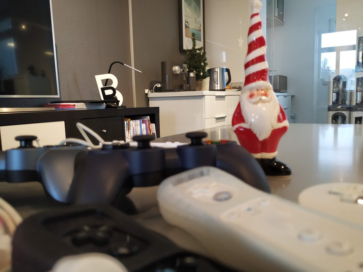 1024Lu's tweet photo. Please note that we'll be closed this afternoon for an important X-mas pa… err… meeting. https://t.co/gpEb89YpZs