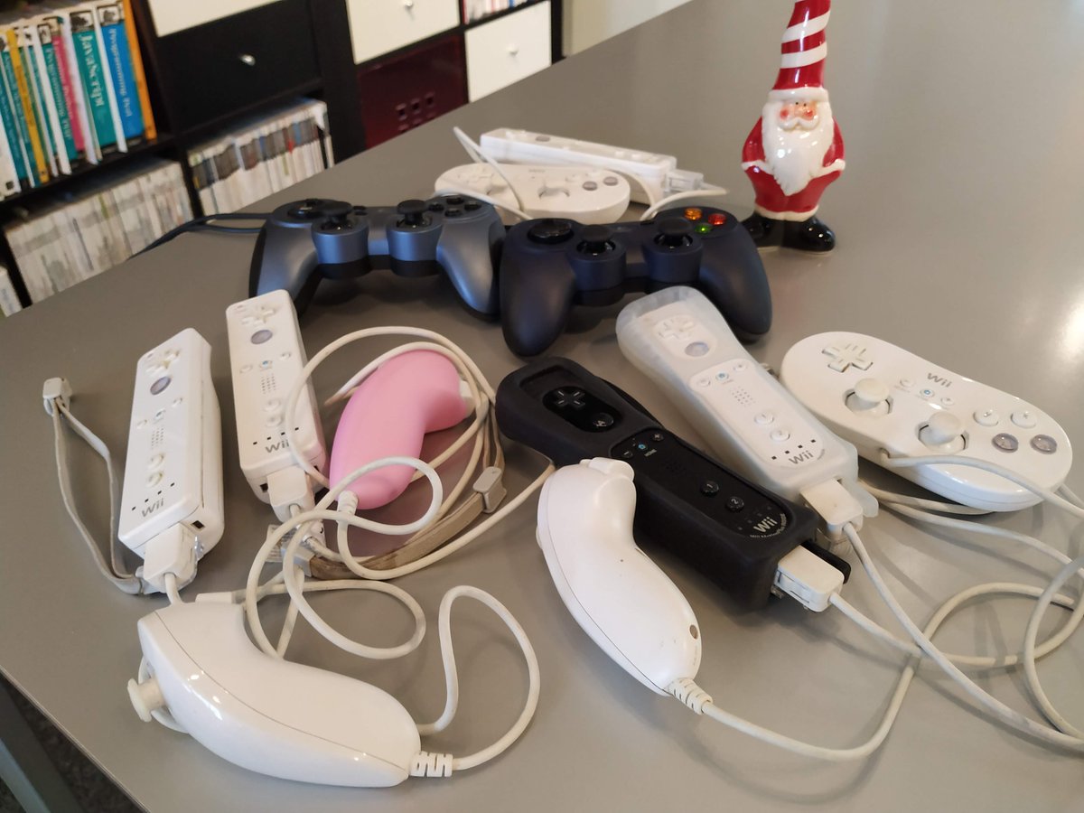 1024Lu's tweet photo. Please note that we'll be closed this afternoon for an important X-mas pa… err… meeting. https://t.co/gpEb89YpZs