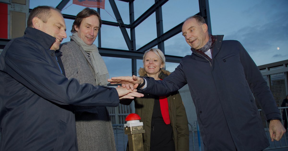 Gem_Amstelveen's tweet photo. Wethouders @HerbertRaat en @FloortjeGordon geven startsein voor bouw woningen in Stadshart. #UpMountain https://t.co/4BGpDWg6jU https://t.co/9Z0flQWGDX