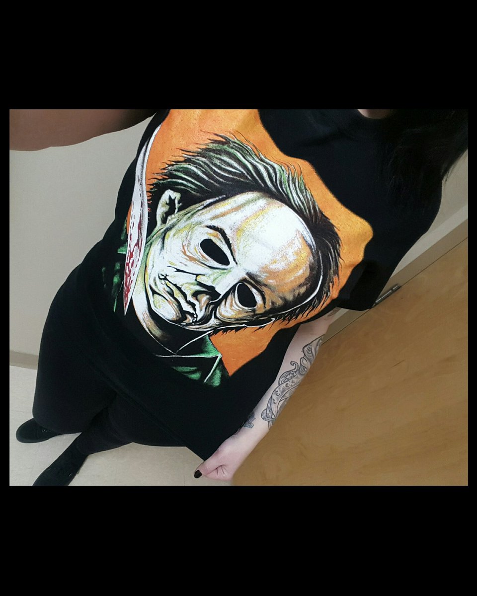 MHalloweenqueen's tweet photo. I met him 15 years ago๐..... #michaelmyers #halloween #iamthequeenofhalloween #halloween #tshirtqueen #tees #horrortees #horrors #horrormovies #monsterqueen #thenightevilcamehome #hadonfield #halloweenmovie #johncarpenter #gore #bloodbath #slasher https://t.co/a6uB3a7oed