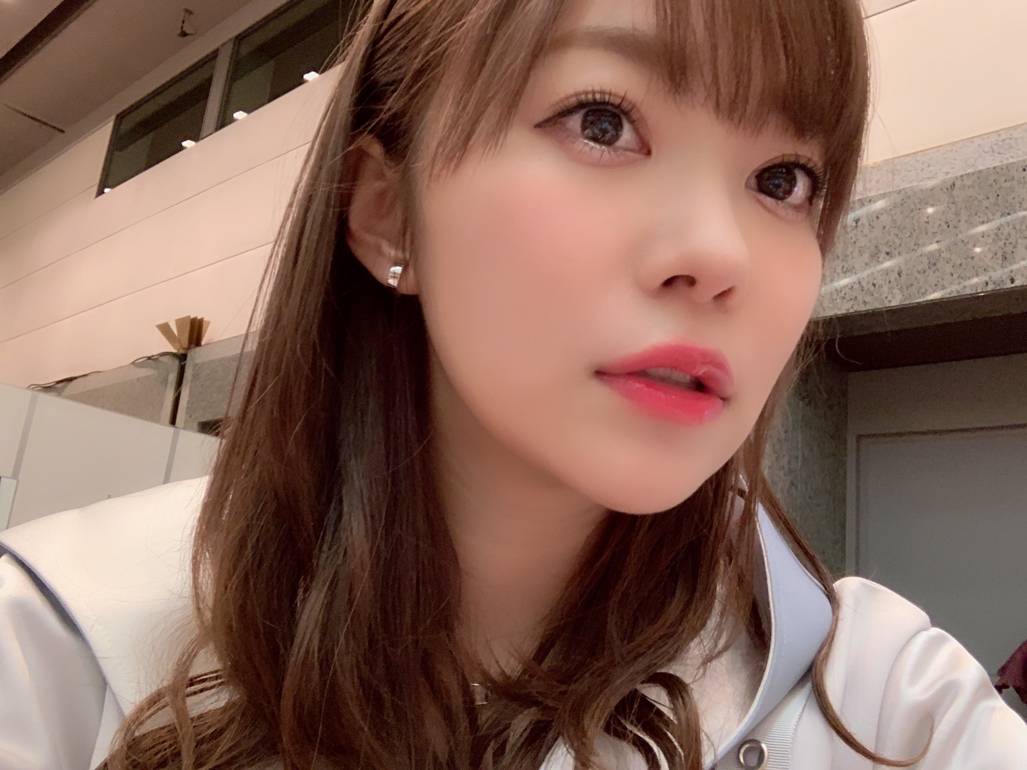 指原 莉乃 今日の涙袋 好評なんだけど 歌番組恒例のこれ Diorの1年 2年くらい前 の限定商品なんですよね ぜひみんなに使ってほしいのですが コツなしでかわいいがっつり涙袋ができるのです 目の下の粘膜にひいてるのはエチュードハウスです 黒目の下