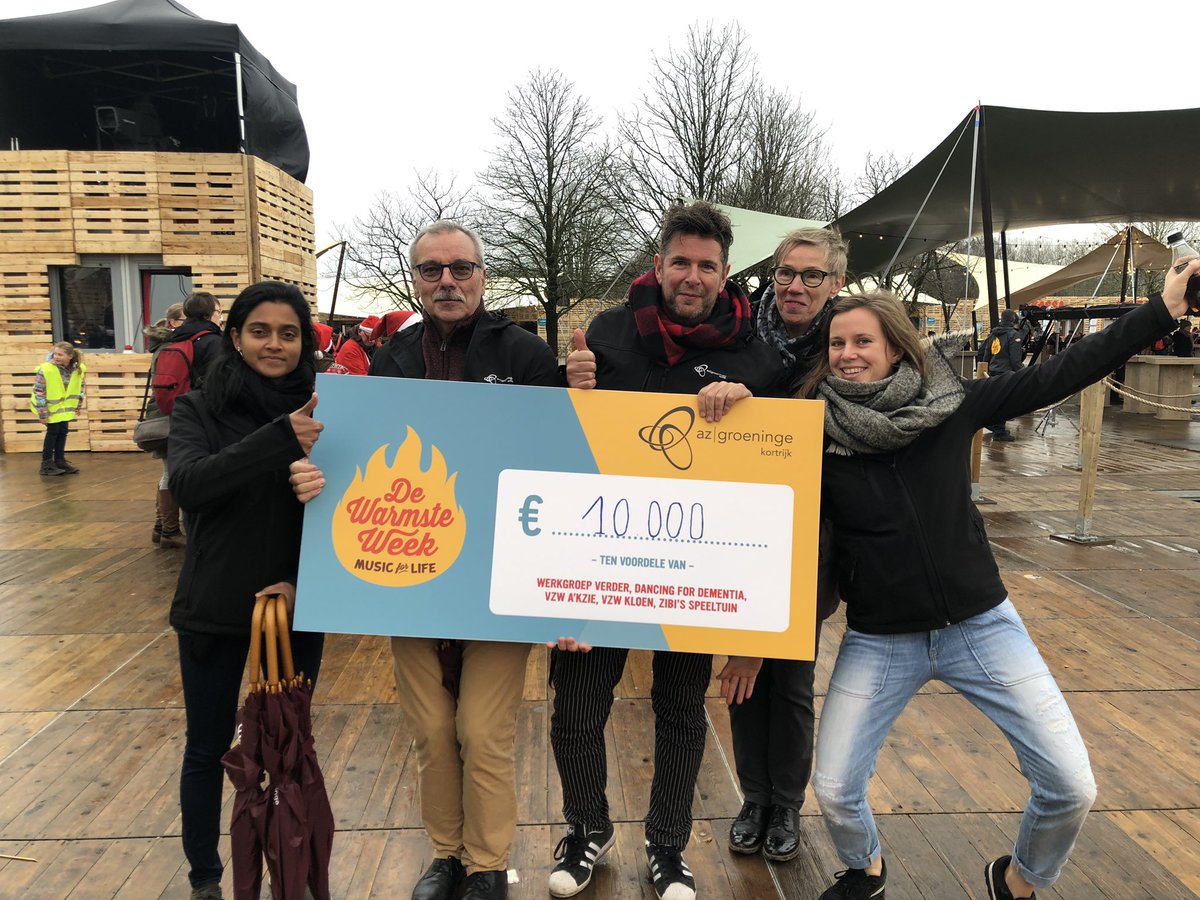 azgroeninge's tweet photo. Heel trots om dit mooie bedrag te kunnen overhandigen in #puyenbroek voor @DeWarmsteWeek ! Dank je wel aan iedereen die warme acties organiseerde en aan iedereen die steunde! #azgroeningeforlife @stubru 🔥 https://t.co/8v1yvhA52B