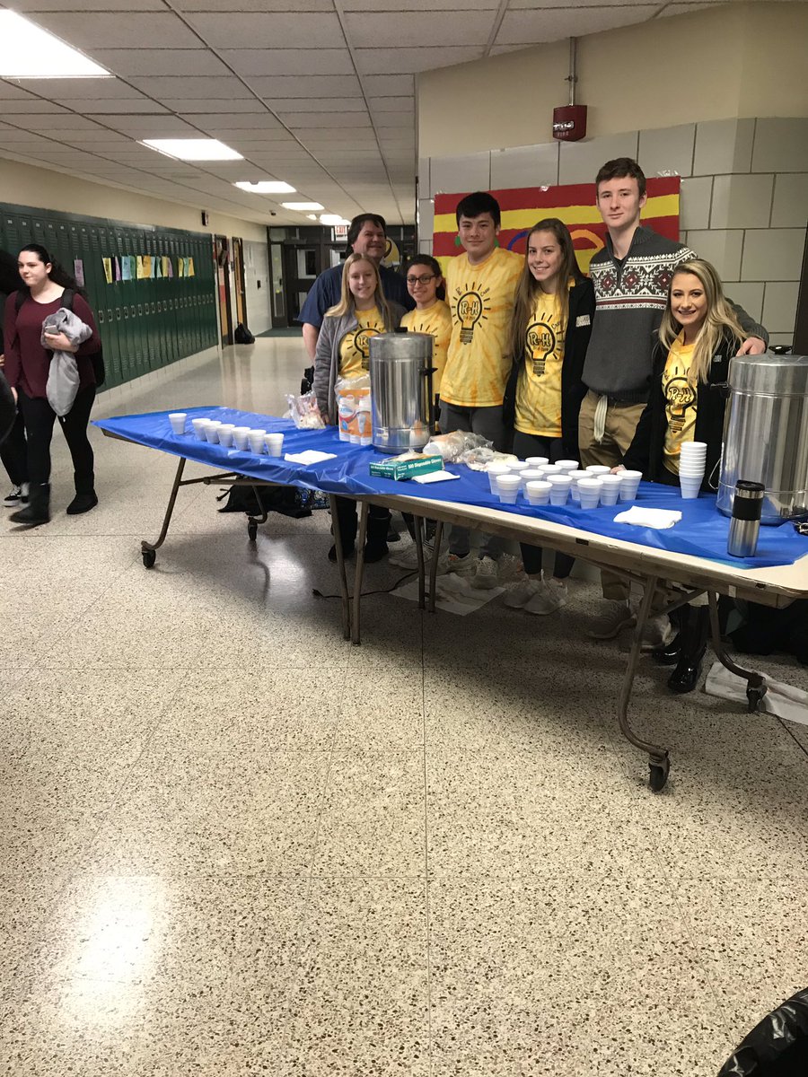 DinaStatho's tweet photo. RH SHS Link Crew members giving classmates hot cocoa this morning. Seniors -Holiday Sweater Contest. ๐๐โ๏ธ#RHCometpride @BPattonRH @MrsLogueRH @LawrenceBoWrig1 @DMHeltonWilson @DrPatMcCue https://t.co/jhmUfDhEvK