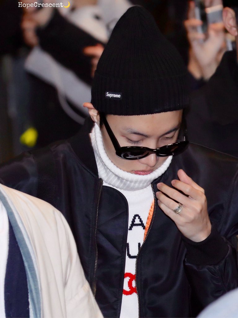 BangtanSV_'s tweet photo. Los chicos en el Aeropuerto in Japan 

211218
@BTS_twt 
-Maggie https://t.co/mqv4mqUcpC