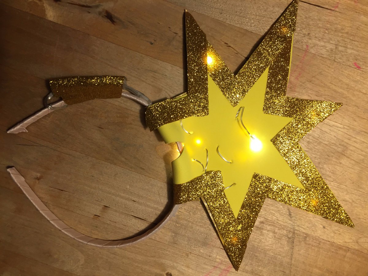 belden_trixi's tweet photo. #Weihnachtstheater in der Grundschule, öffentliche Aufführung heute Nachmittag.. Und das #Weihnachtssternchen nehme ich danach mit nach Hause. Mitsamt dem selbstgebastelten Sternenhaarreifen. #stolzemutter #endlichferien https://t.co/7MWog1nsjC