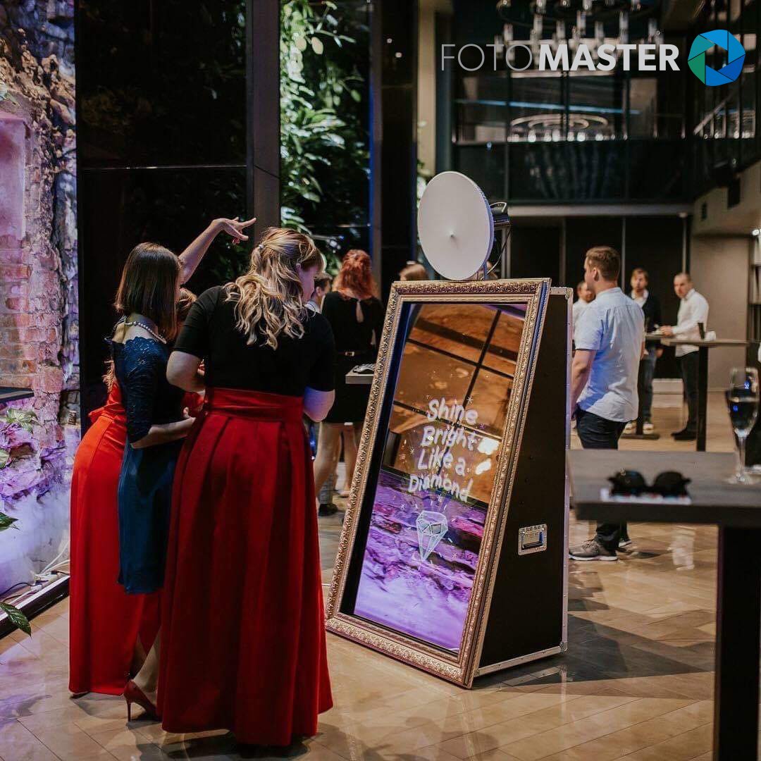 fotomastercom's tweet photo. The Mirror Me Booth hitting waves around the world. "The best business investment in 2019". Buy and Rent at events. https://t.co/ym2XJZJZbe #mirrormebooth #mirrorboothme #fotomaster #mirrorphotobooth #selfiemirror #mirrorme https://t.co/SGwvT0TUss