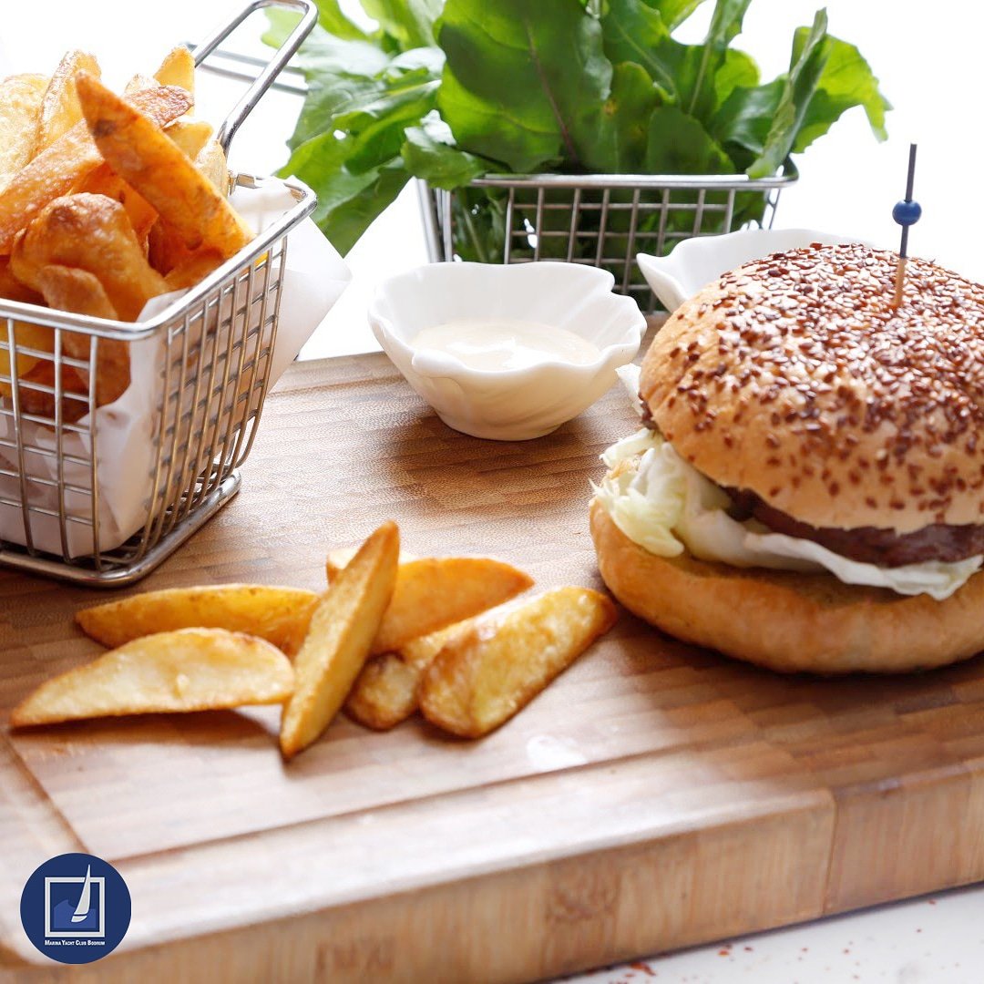 MYCBodrum's tweet photo. Caffè del Corso’da tadacağınız leziz bir hamburger sonrası, Diptonik’le hafta sonuna müzik dolu bir giriş yapın. 🎸
.
.
#bodrum #marinayachtclub #birbodrumklasigi #caffedelcorso #clubrestaurant #diptonik https://t.co/flKImpTTHx