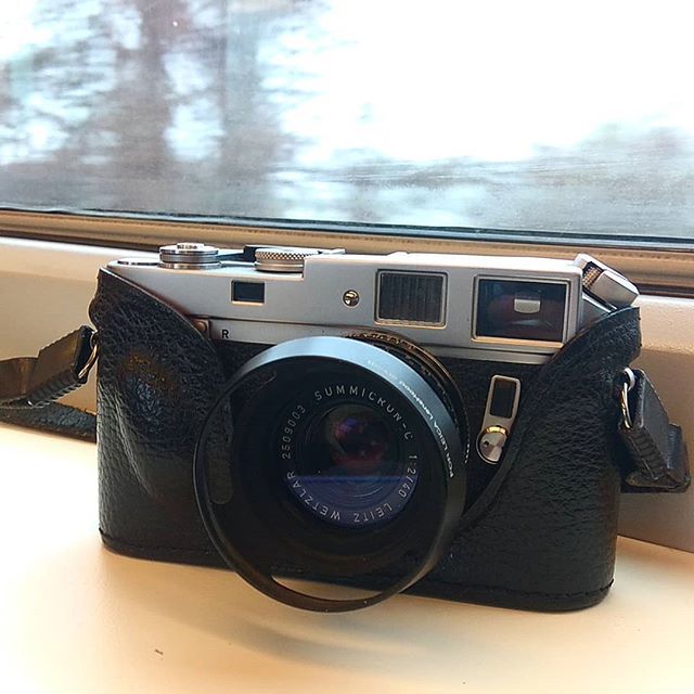 ReanimatedFilm's tweet photo. Being on the train and taking the M4 to Vienna with the soon to come KONO! #monolit400 b&amp;w film loaded. Let's see how it works at ISO800 on a foggy day?

#konofilm #monolit400 #leica #analogue #filmphotography #leicam #35mm #filmisnotdead #new_kono_film_… https://t.co/a4ecTAGQEa https://t.co/eQO5HEJHIG