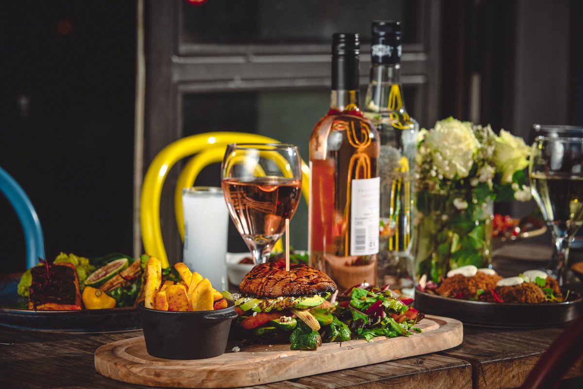 #FridayFeeling - Veggie burger is everything 🍃#Londonbul 🌺