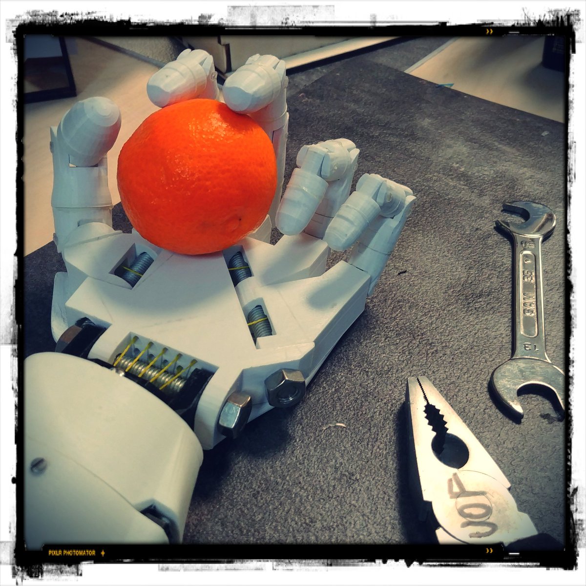 inmoovbrest's tweet image. Et... joyeuses fêtes ! Humains et robots (libres) unis ! ❤ In bot we trust 😉