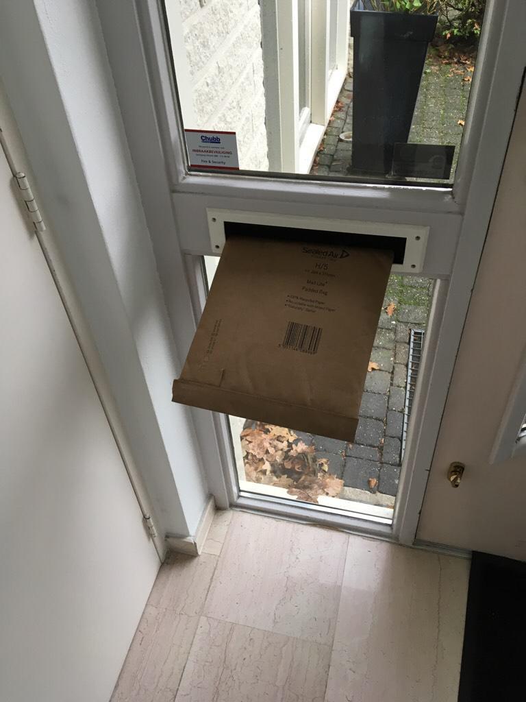 JasperYT_'s tweet photo. Hoi @PostNL 
Wat handig dat jullie bezorgers zelf een handtekening zetten tegenwoordig voor een brief die een handtekening nodig heeft en dus aan mij overhandigd moet worden.. https://t.co/D7FZsUpqyT