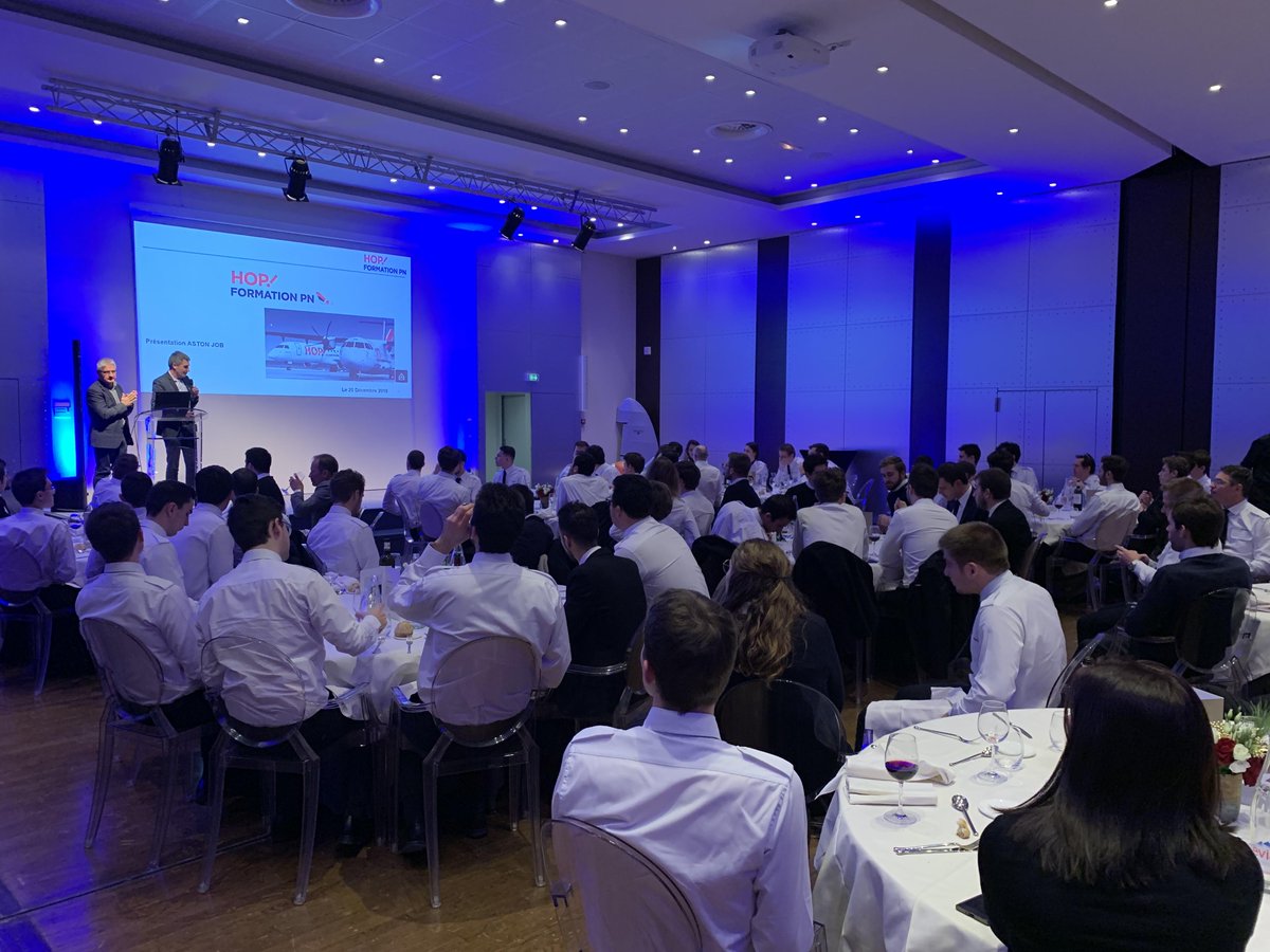 AgenceOzelys's tweet photo. Les cadets #Astonfly à la rencontre de @hopinfos et @AirFranceFR dans le grand salon de l'@AeroclubFrance. Tout un symbole! 👨‍✈️👩‍✈️ https://t.co/NBcm9JHGUV