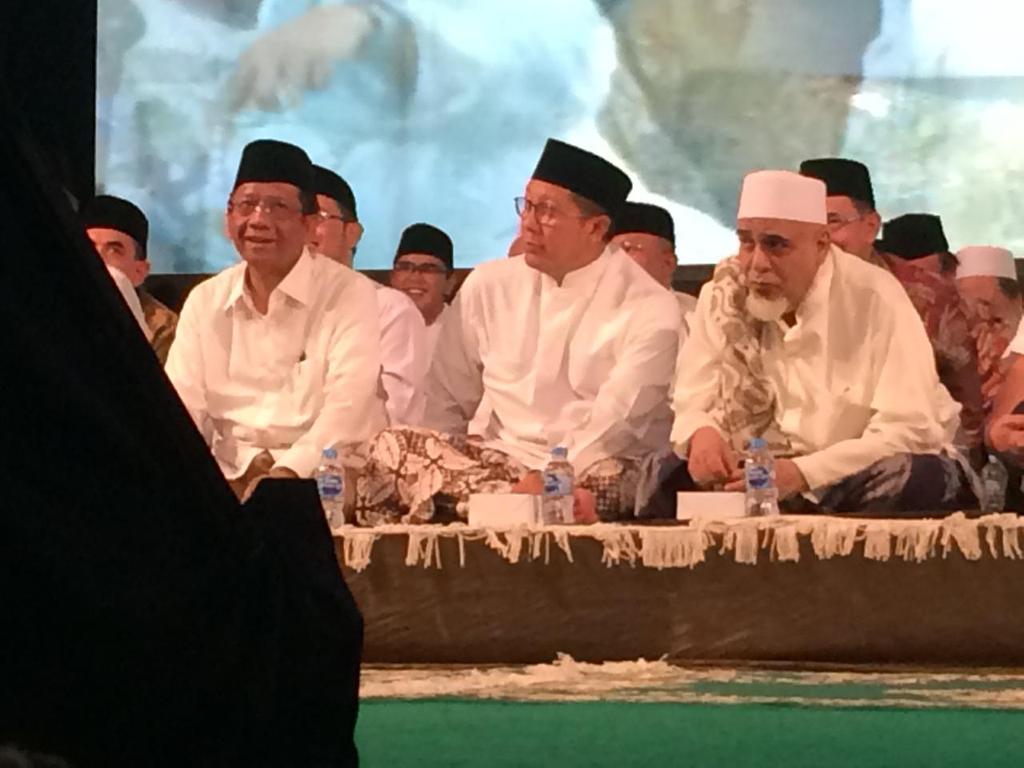 Pak <a href="/mohmahfudmd/">Mahfud MD</a>, Pak <a href="/lukmansaifuddin/">Lukman H. Saifuddin</a>, Habib Abu Bakar Al Athas berada di atas panggung utama Haul Gus Dur Ke 9. Damai dan Sejuk malam ini.. 

#HaulGusDur 
#HaulGusdur9