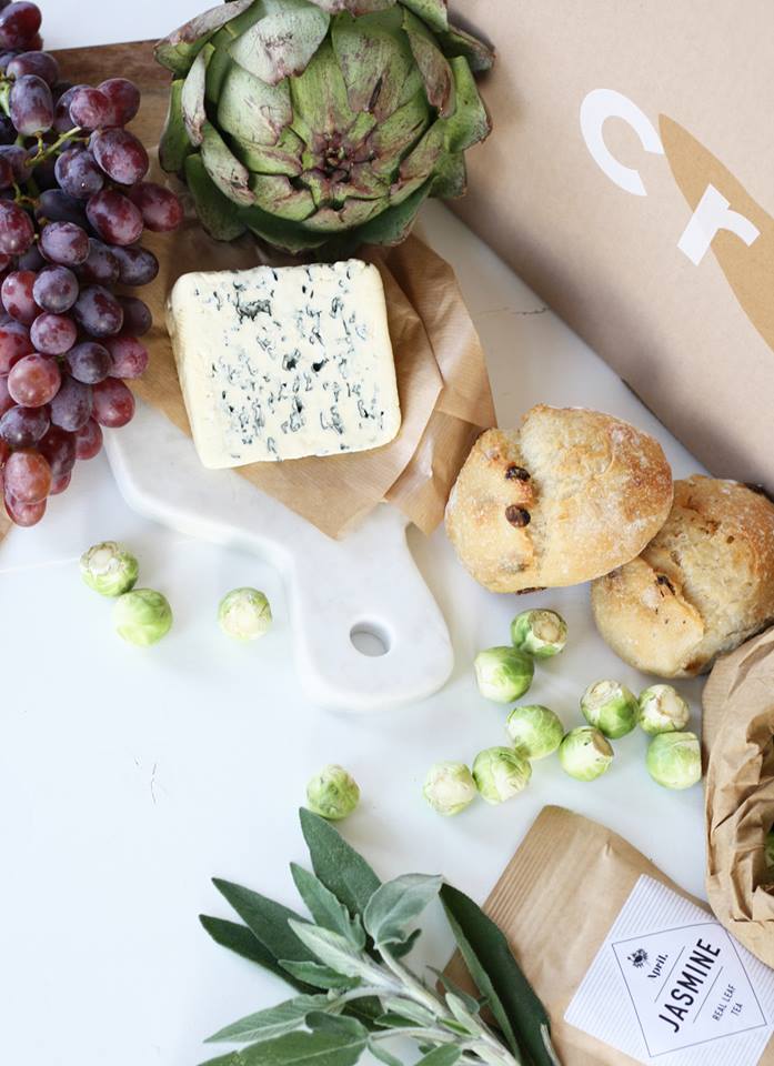 Zie je dat blauwe kaasje? Dat is de Saint Agur van Erik’s Delicatessen. Erik zoekt - en vindt - de pareltjes uit de kaaswereld en verpakt alle bestellingen met de hand. En geloof ons, die Saint Agur wil je écht proeven. #crisp #delicatessen #online #supermarkt