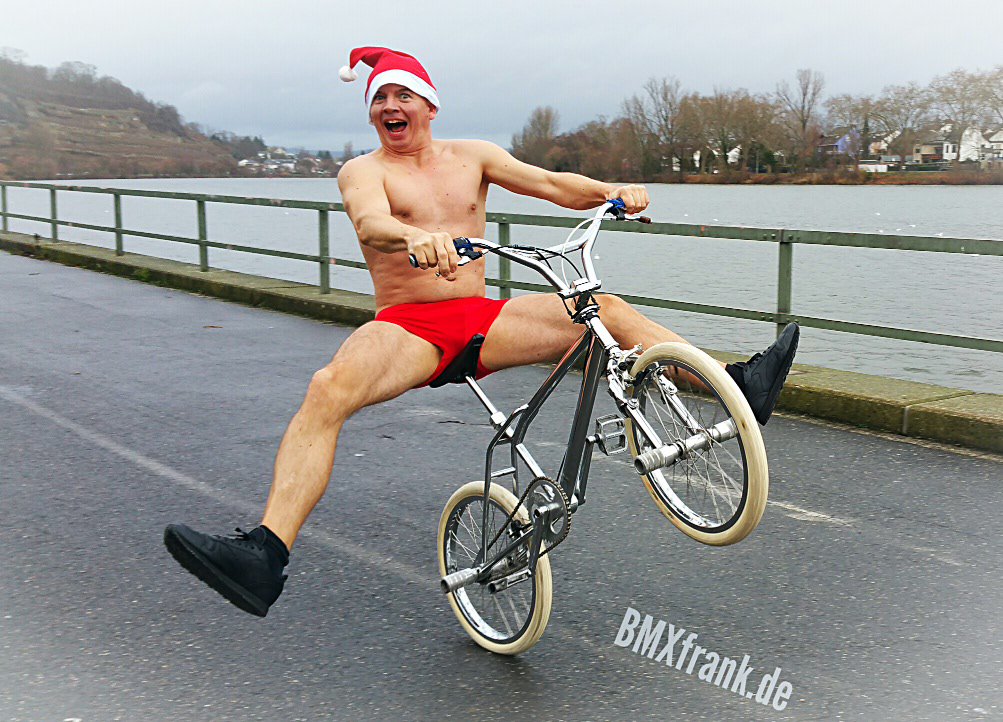 bmxshowberlin's tweet photo. Die Geschenke kommen pünktlich, versprochen! #WeihnachtsmannOnTour #FrohesFest #BMXfrank #BMXSHOW #Weihnachten https://t.co/ea033JxYHZ