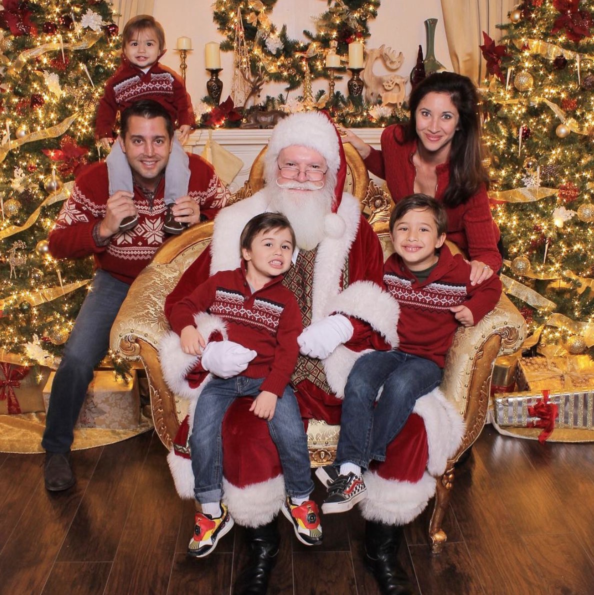 choochooshoes's tweet photo. "It’s a #Christmas miracle! Everyone looked at the camera!!! 📸" - @mamabdesigns via IG
#familyphoto
#Santa
#choochooshoes https://t.co/xFBu9Qwaqt