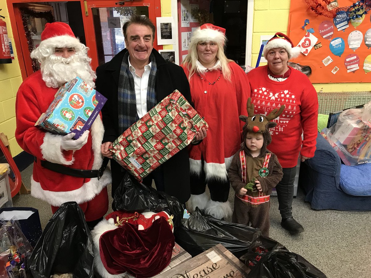 TommySheppard's tweet photo. Teamed up with @soozinn58, Santa Claus, Mrs Claus and Rylee the reindeer at the amazing #Venchie at start of Xmas prezzie deliveries to #Craigmillar, #Niddrie, #Bingham and #Magdalene. https://t.co/7q4JBfwFKW