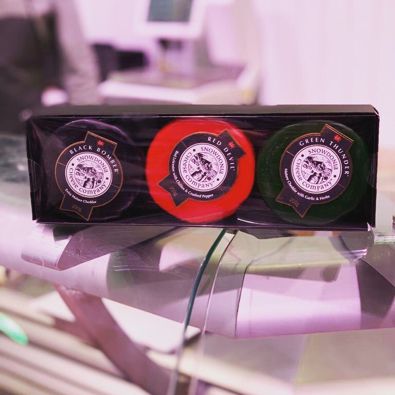 Here’s a last minute gift idea for the foodie in your life! 3 individual cheese’s from the <a href="/snowdoniacheese/">Snowdonia Cheese Co.</a> Company packaged in their own gift box 🧀🧀🧀