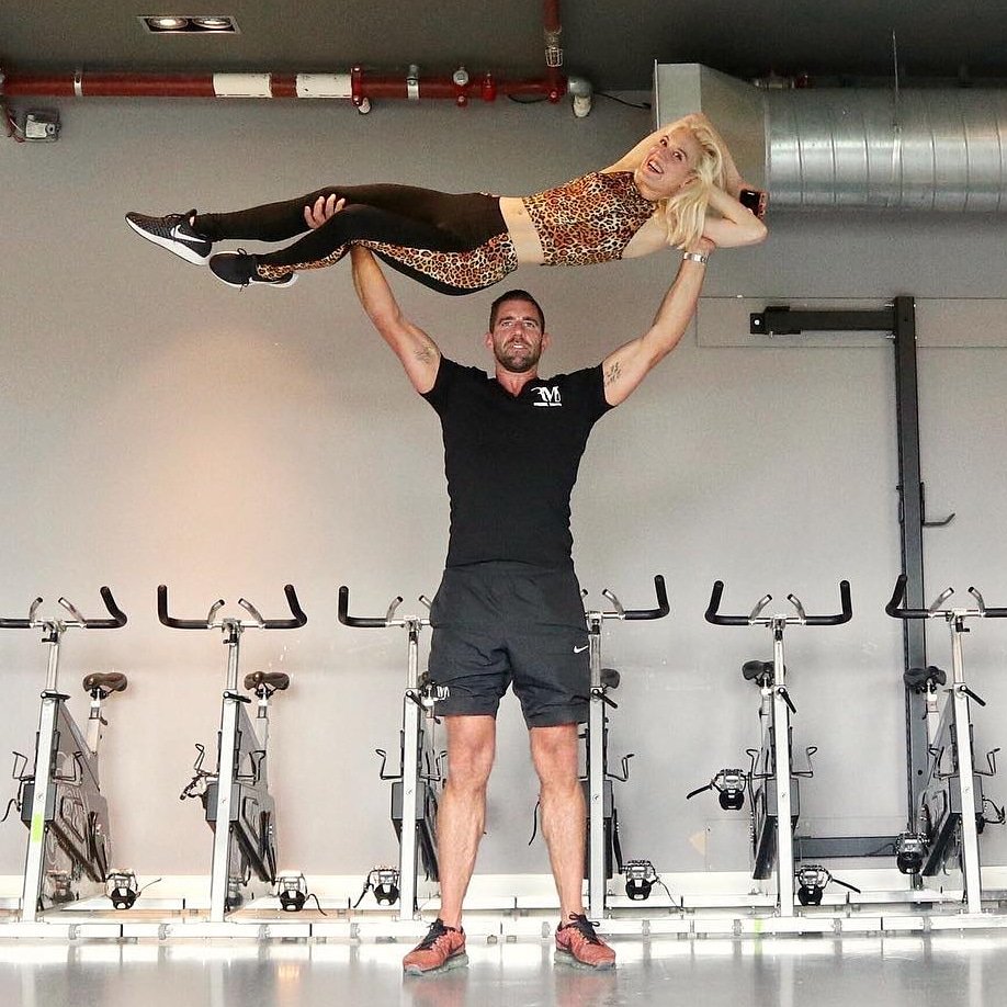 Flying high!! Fay Loren works out style with her #personaltrainer.
And that top she's wearing will be available in our webshop Spring '19 

#leopardprint #amsterdammade #sustainablesportswear #handmade #sportluxe #athluxury #leopardlove