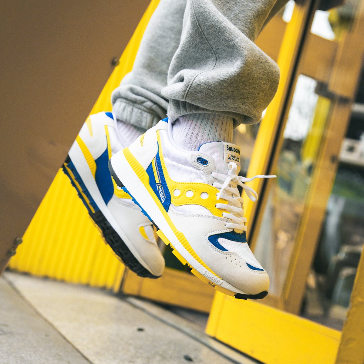 saucony azura on feet