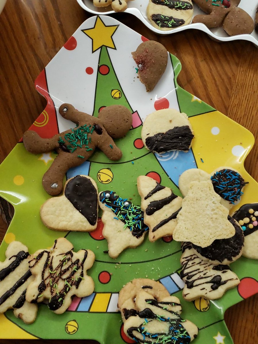 raneemalmallah's tweet photo. 'I want a man'. I said as I snatched the last gingerbread man cookie. #GingerbreadIsTheBest https://t.co/j6qonXgjSm