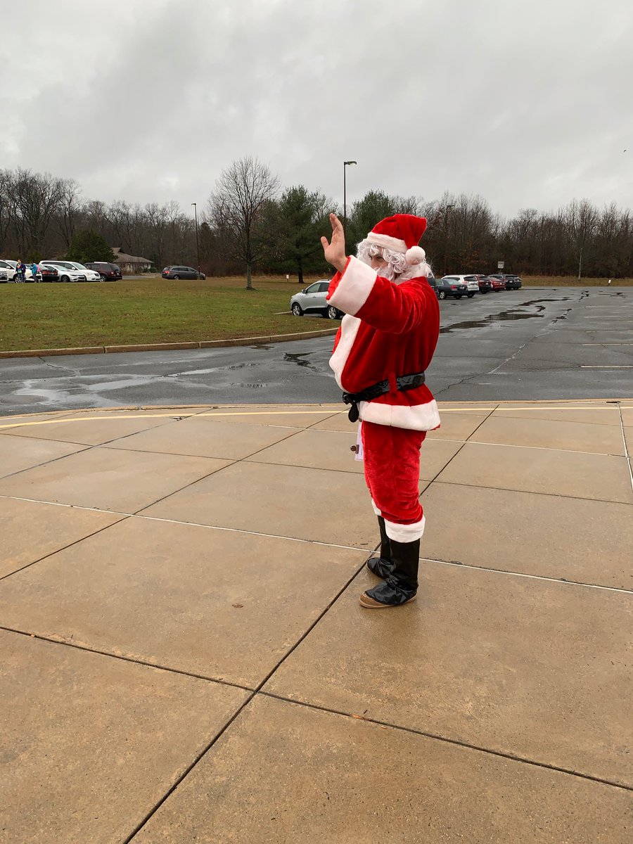 MarlMotruk's tweet photo. Santa sighting at Marlborough’s as buses arrive. #surpriseforstudents https://t.co/AVUFSiAgBu