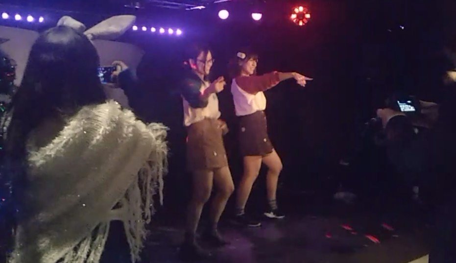 oioozone's tweet photo. １２月１１日 LOOP NEO @LOOP_NEO SEvEN @asp_seven 主催 #DAYOF777
あんかけ☆えびふりゃ～ #あんえび @anebi_official
#八野ひなた ちゃん @EBIFURYA_HINATA
#杏樹和 ちゃん @azukinagomi_

ぶんちゃんの後ろ姿(後ろ頭)写りまくりw https://t.co/GogXN3eO6h