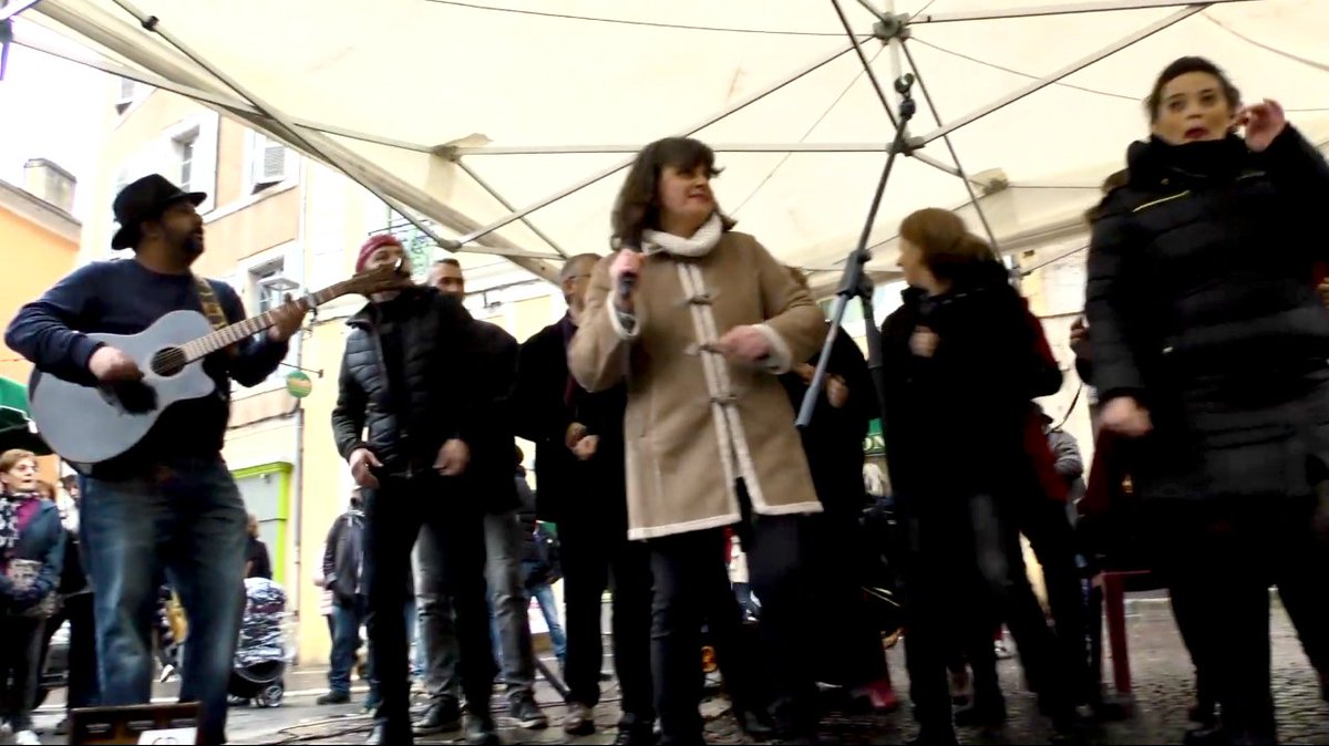 Media46's tweet photo. @Media46 finit l'année dans la bonne humeur avec ce reportage sur le MARCHE DE NOËL de #Bio46.

[VIDEO]👉https://t.co/9Jw5f3B6tF

#Bio #Lot #Cahors https://t.co/KxEONXr4cH