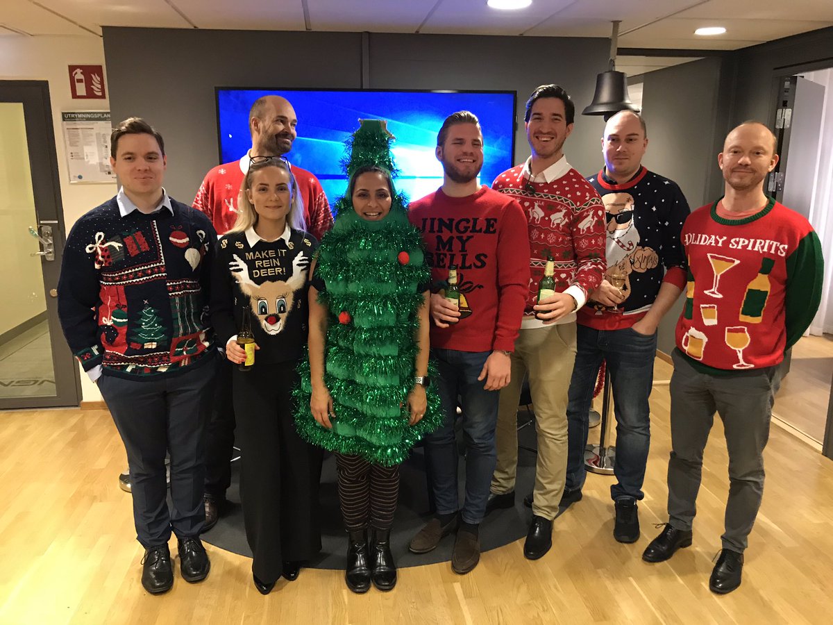 john_sjoberg's tweet image. Samling vid granen på NGM sista dagen innan jul!