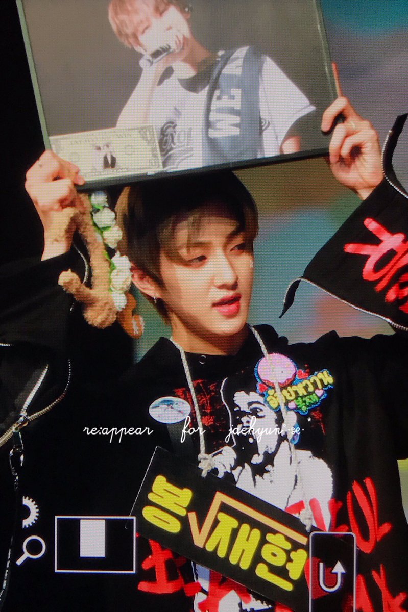 Bong Jaehyun’s fans giving him framed photos of Baekhyun and a dollar bill with their photo together on it  #Jaehyun2ndWin