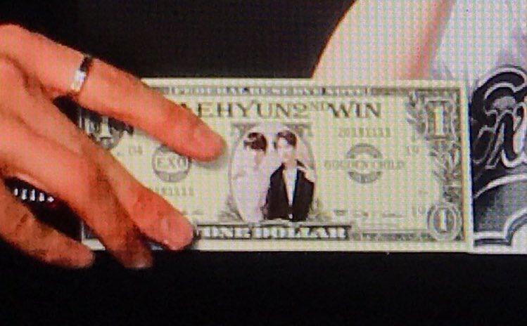 Bong Jaehyun’s fans giving him framed photos of Baekhyun and a dollar bill with their photo together on it  #Jaehyun2ndWin